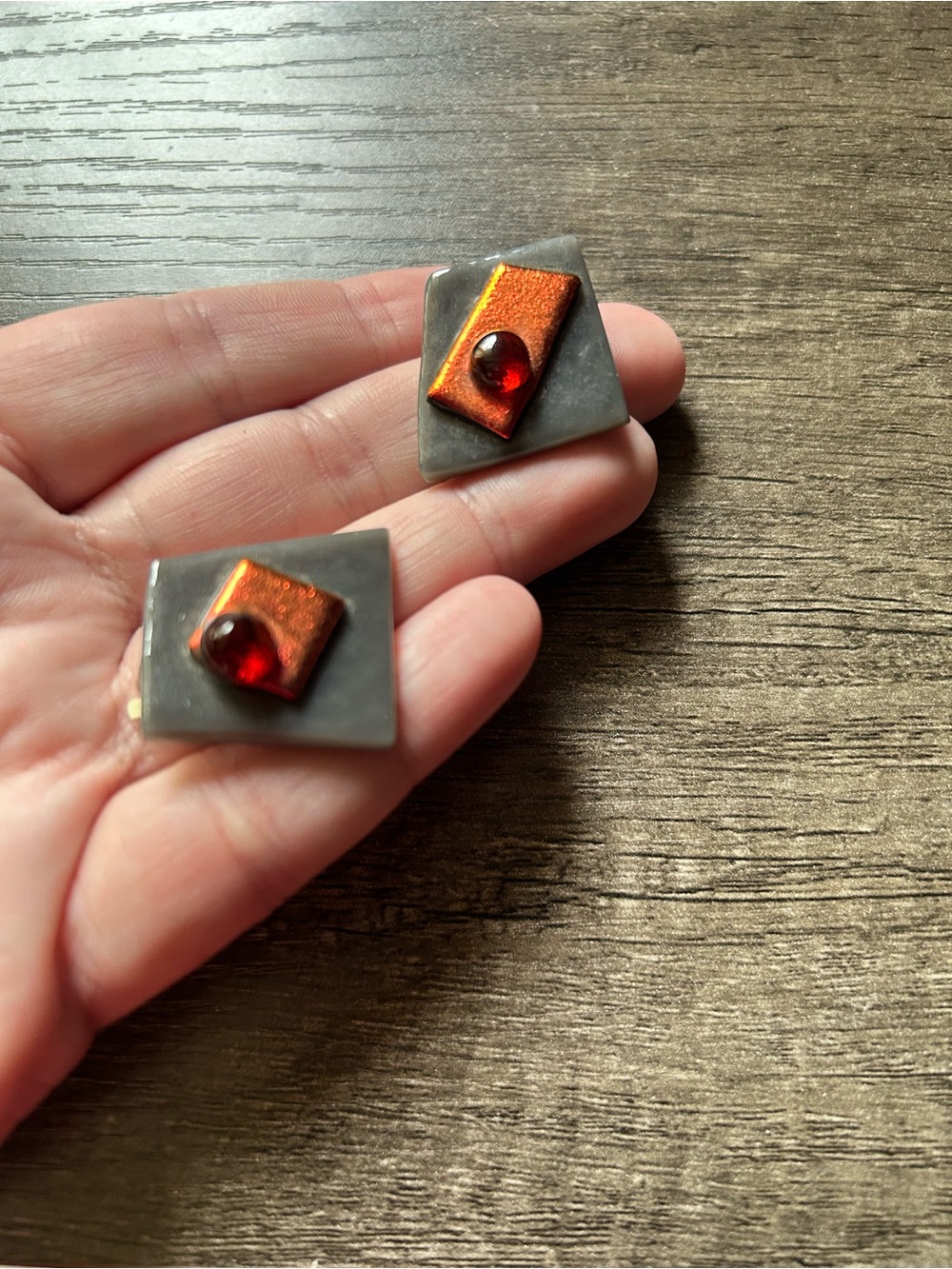 VTG Unique Stone Handcrafted Orange and Red Accent Clip Earrings. Maker unknown